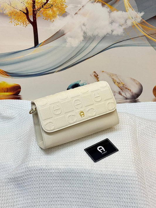 Aigner
Best quality

With box’s
🎁🎁🎁

95 dhs❤️
size 24cm

Zain158
♥️♥️♥️