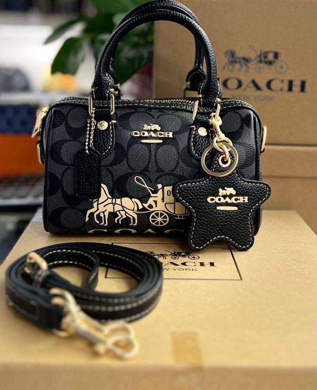 Coach
100 dhs✅
SIZE：17cm
good-quality
 with box

Zain35
♥️♥️♥️