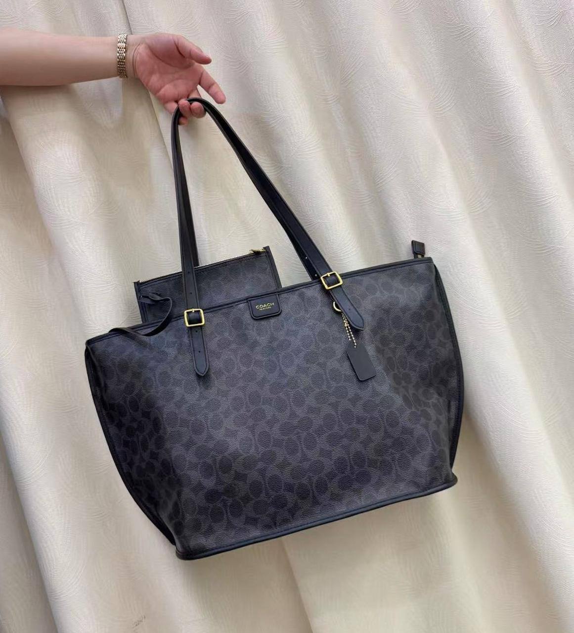 COACH 
HIGH QUALITY 
120 dhs🇦🇪🇦🇪
Size:50cm

Zain295
♥️♥️♥️