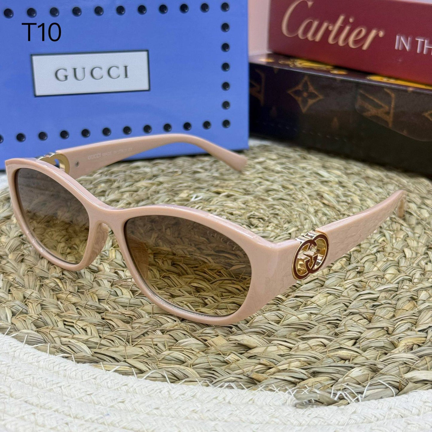 GUCCI❤️‍🔥
Sunglasses 🕶️ 
Copy one❣️
good quality 💯
With master box 🗃️ 
50 dhs❣️

Zain216
♥️♥️♥️