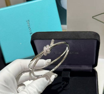 Tiffany 💥*
Bangle 🍁
Master quality 🐦‍🔥
With normal boxes 📦 
70 dhs✅
With master box 🗃️ 
110 dhs✅

Zain216
♥️♥️♥️
