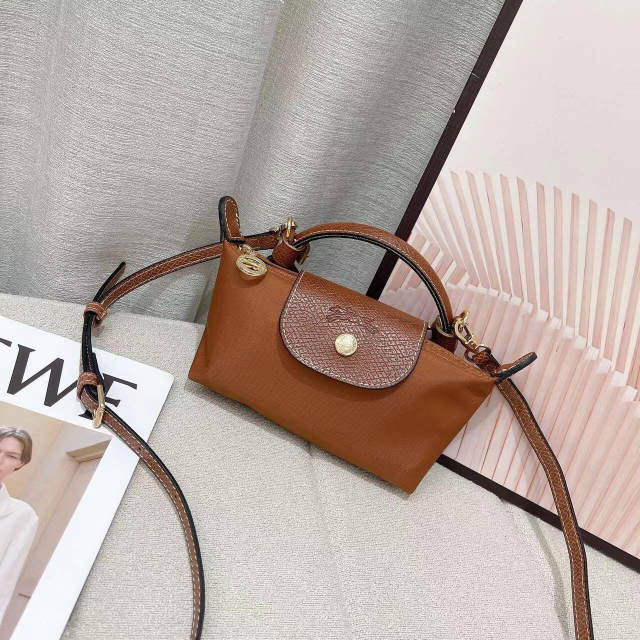Long Champ mini 
Size：17cm
50 dhs🇦🇪🇦🇪

Zain136
♥️♥️♥️