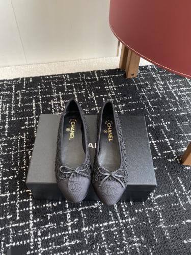 CHANEL
☘️ *SIZE  36  to 41 ☘️       
280 dhs❣️

Zain224
♥️♥️♥️
