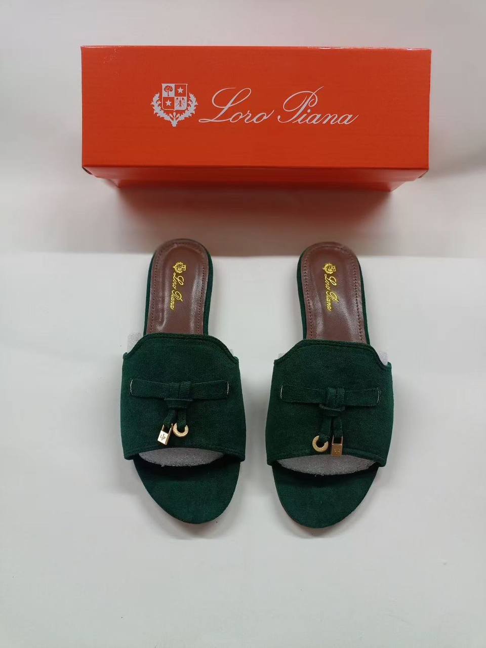 Slippers
65 dhs✅

Size 36-41

Zain161
♥️♥️♥️