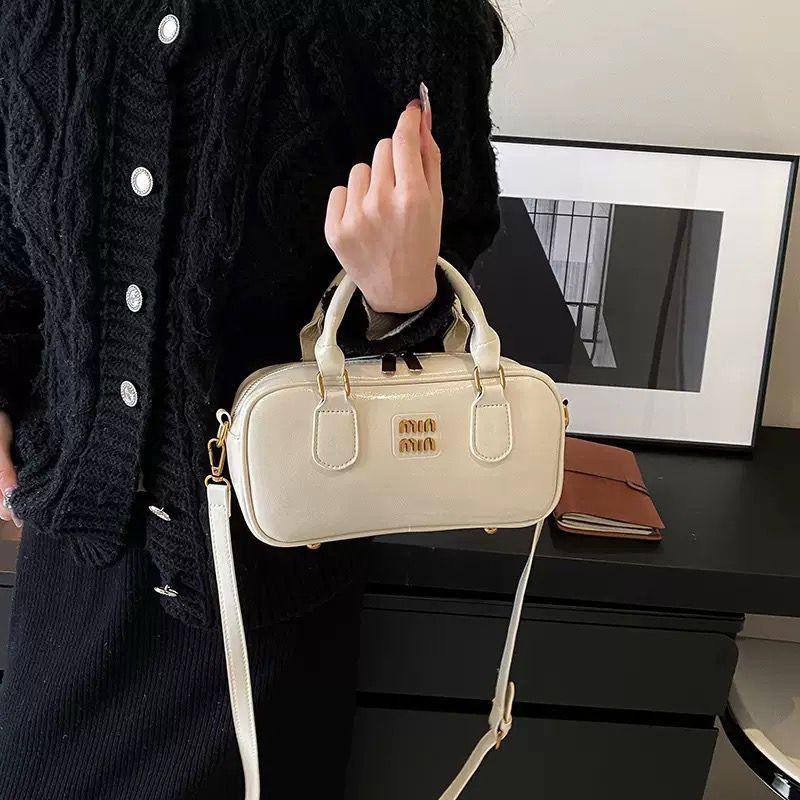 MIU MIU 
GOOD QUALITY 
WITH BOX 
🎁🎁🎁

90 dhs✅

Zain17
♥️♥️♥️
