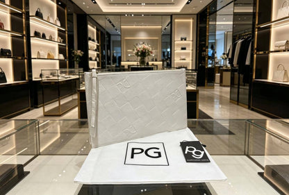 Introduction of PG(Purificación García)📌
 70 dhs✅

Full brand name: Purificación García, abbreviated as PG, a Spanish light-luxury designer handbag brand founded in Madrid, Spain, a time-honored European brand focusing on art accessories.

Zain07
♥️♥️♥️