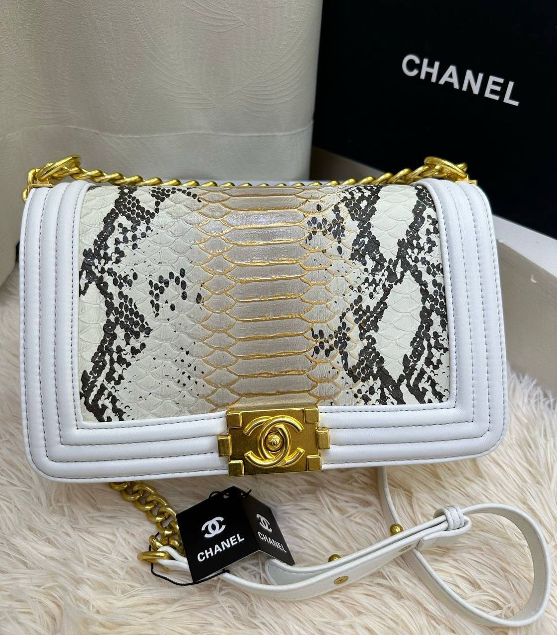 CHANEL 
HIGH QUALITY 
WITH BOX 
🎁🎁🎁

120 dhs✅

Zain39
♥️♥️♥️