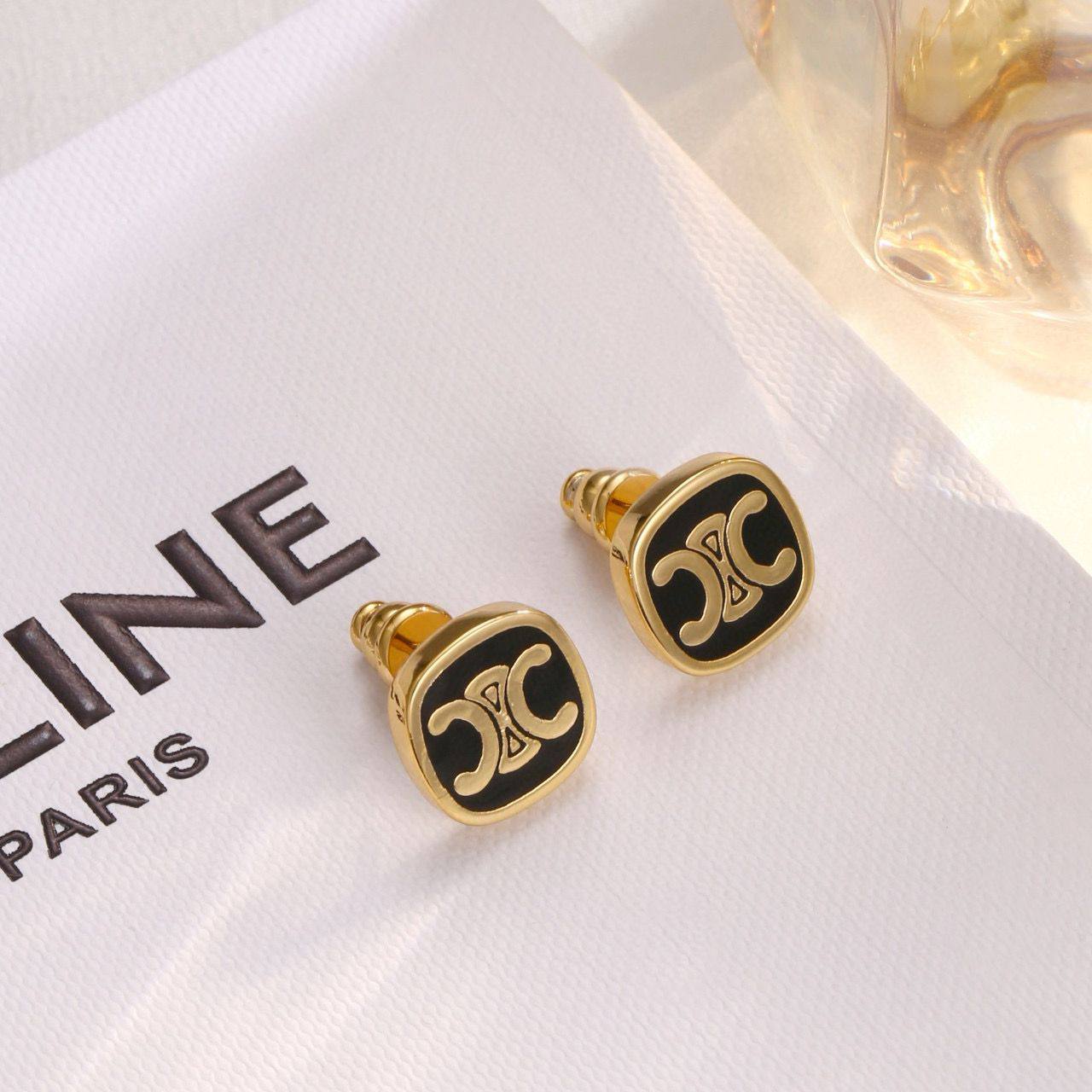 CELINE❤️‍🔥*
Earring 🐦‍🔥
Master quality 💯
With normal boxes 🗃️ 
45 dhs🇦🇪
With master box 📦 
60 dhs🇦🇪

Zain216
♥️♥️♥️