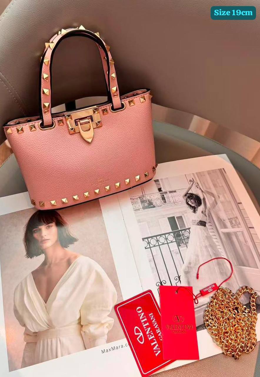 Valentino
Good quality 
with box 
120 dhs✅

Zain186
♥️♥️♥️