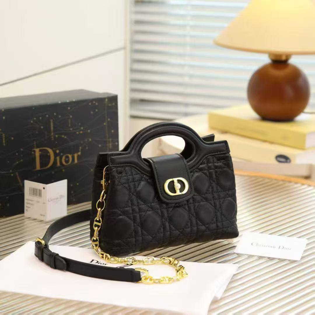CHRISTIAN DIOR
ᴊᴏʟɪᴇ ᴛᴏᴘ ʜᴀɴᴅʟᴇ ʙᴀɢ
ʟᴀᴍʙsᴋɪɴ ʟᴇᴀᴛʜᴇʀ ᴍᴀᴛᴇʀɪᴀʟ
ɢᴏʟᴅ ʜᴀʀᴅᴡᴀʀᴇ
sɪᴢᴇ: 20 cm
ᴡɪᴛʜ BOX
🎁🎁🎁

110 dhs🪙🌨️

Zain31
♥️♥️♥️