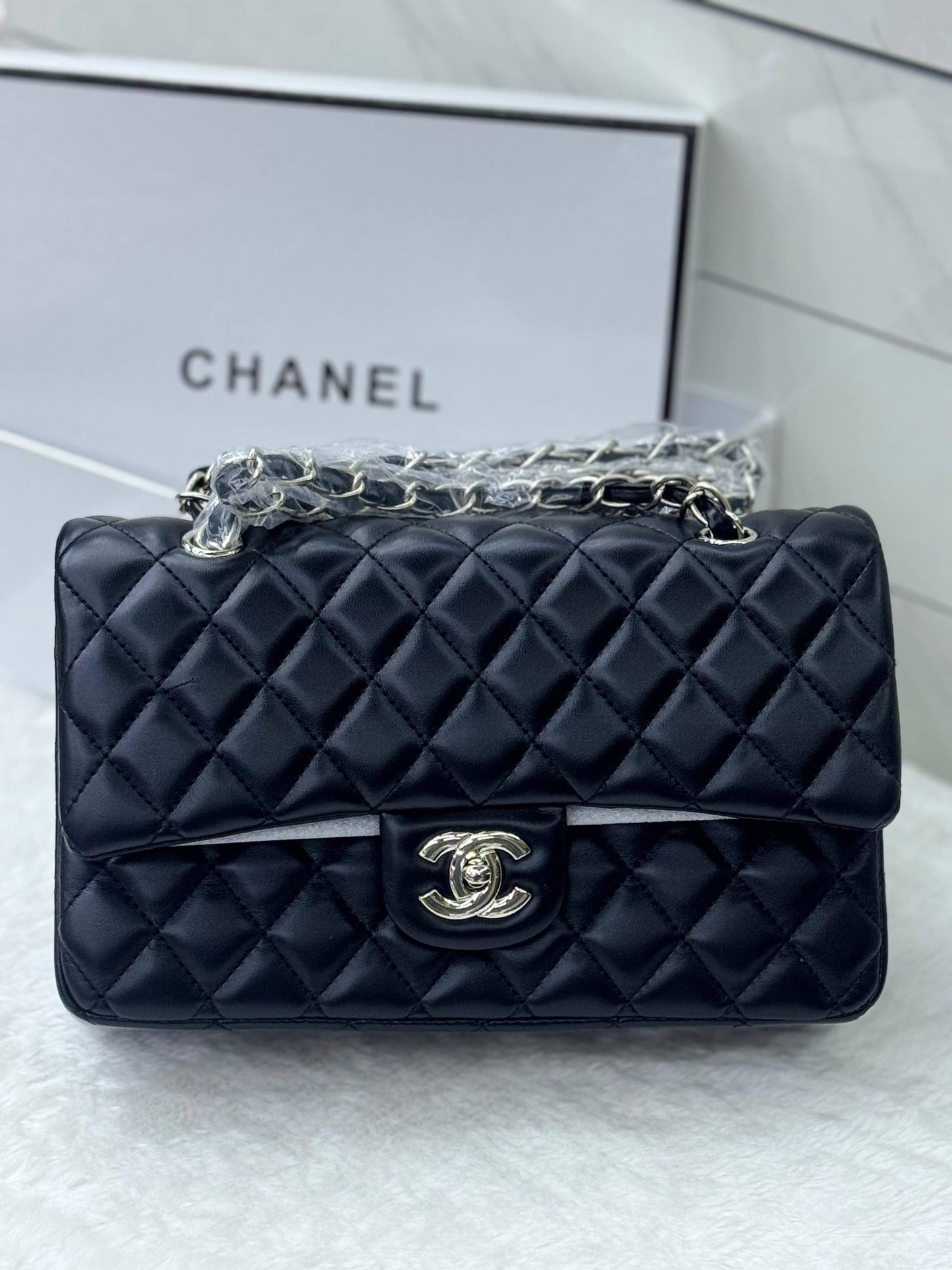 CHANEL CLASSIC 
GOOD QUALITY 💯

110 dhs❤️💚❤️💚

WITH BOX 📦💫
🎁🎁🎁

Zain28
♥️♥️♥️