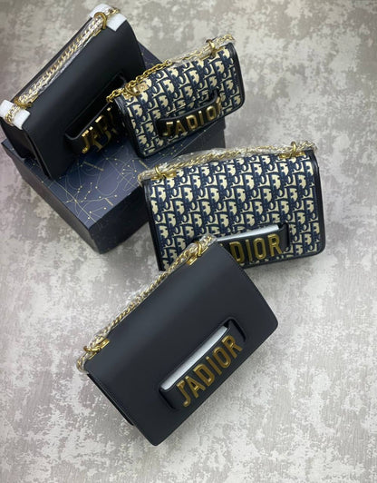 Dior
JA DIOR 
 with box  
🎁🎁🎁

good quality 
Big 130 dhs✅
Small 120 dhs✅

Zain175
♥️♥️♥️