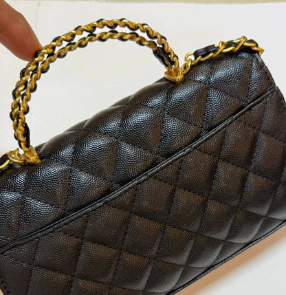 CHANEL 
 GOOD QUALITY 
WITH BOX 
🎁🎁🎁

100 dhs✅
SIZE : 22 cm

Zain295
♥️♥️♥️