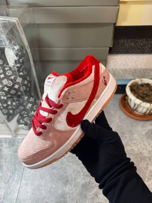 Nike SB Dunk Low Pro "Strangelove"❤️
Size 36-45 AVAILABLE 🤩
220 dhs🪙💕

Zain242
♥️♥️♥️