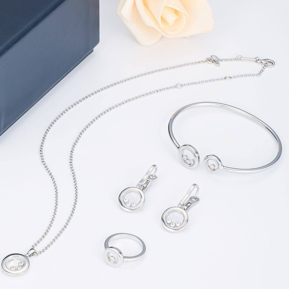 Chopard SET😍
Necklace 🦋
Earring👀
Bangle ❤️
Ring 💍 available size👇
6,7,8,9
Master quality 💯

With normal boxes 📦 
225 dhs🇦🇪🇦🇪

With master box 🗃️ 
280 dhs 🇦🇪🇦🇪

Zain216
♥️♥️♥️