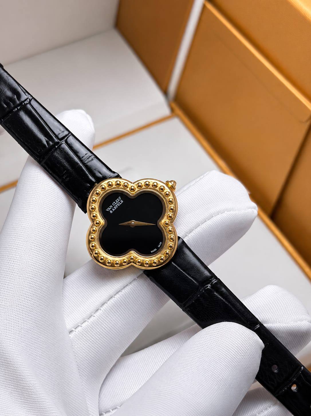 Vancleef watch for ladies good quality 
230 dhs✅

Zain59
♥️♥️♥️