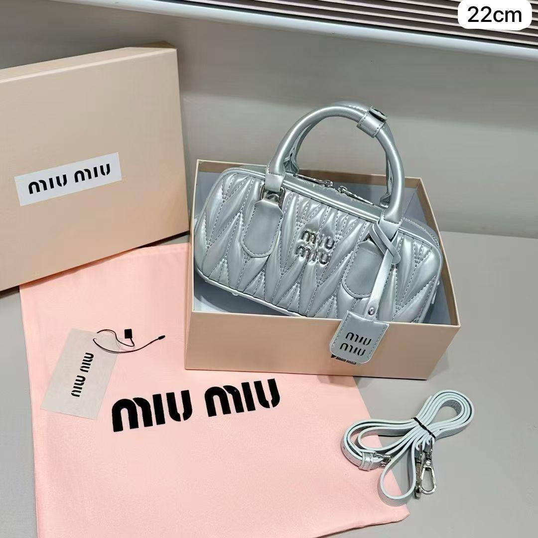 🌸 Miu Miu nice design
1⃣️ First quality +🎁
Size : 22 * 10.5 * 7.5 cm
80 dhs✅
with box🎁

Zain115
♥️♥️♥️