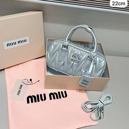 🌸 Miu Miu nice design
1⃣️ First quality +🎁
Size : 22 * 10.5 * 7.5 cm
80 dhs✅
with box🎁

Zain115
♥️♥️♥️