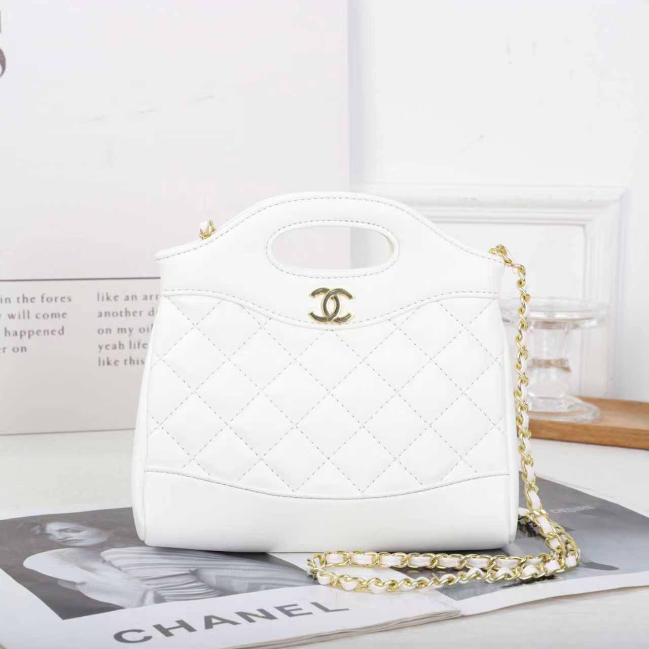 CHANEL 

GOOD QUALITY 

WITH BOX 
🎁🎁🎁

90 dhs💓

Zain39
♥️♥️♥️