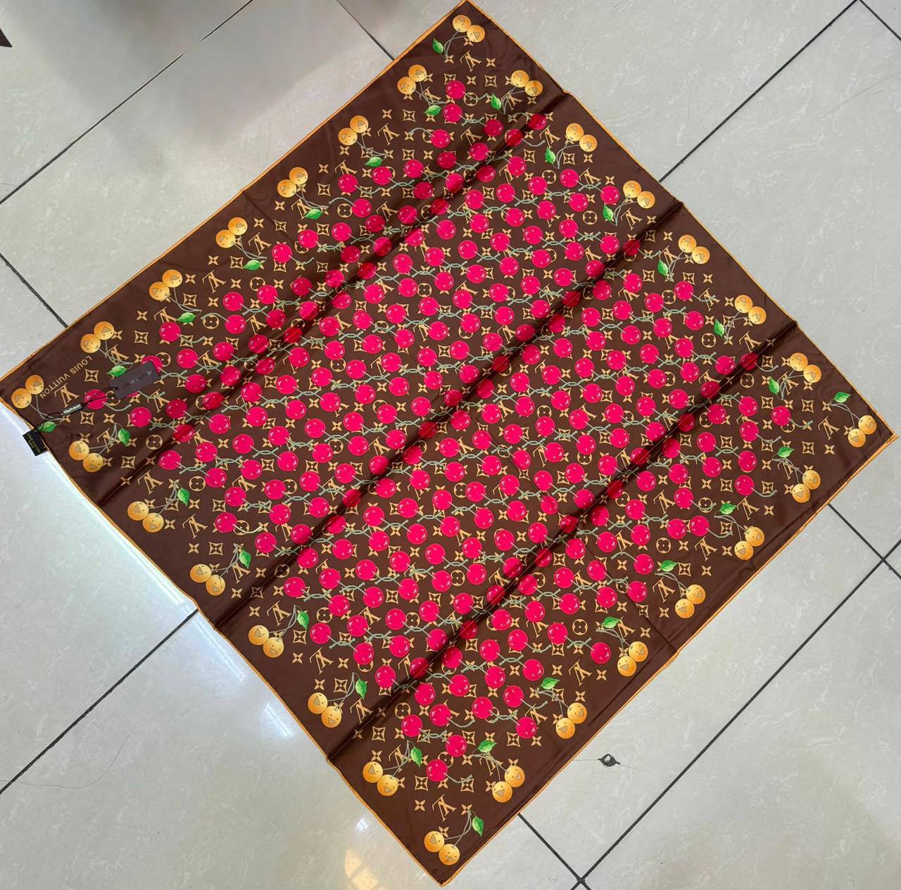 Silk square scarf 
40 dhs🇦🇪🇦🇪
Size 90*90

Zain93
♥️♥️♥️