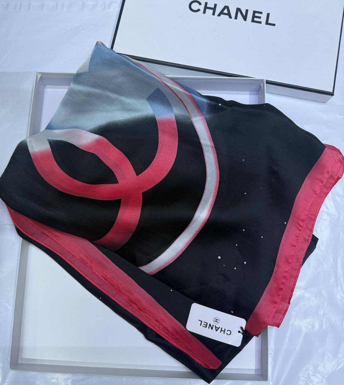 Chanel
Silk scarf 
40 dhs✅
55 dhs✅ 

with box🎁🎁🎁

Zain93
♥️♥️♥️