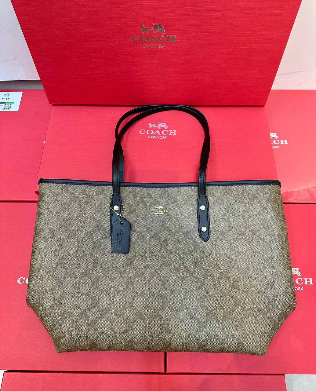 Coach 
With Box 
🎁🎁🎁

Without pouch
 90 dhs🪙💚

Zain250
♥️♥️♥️