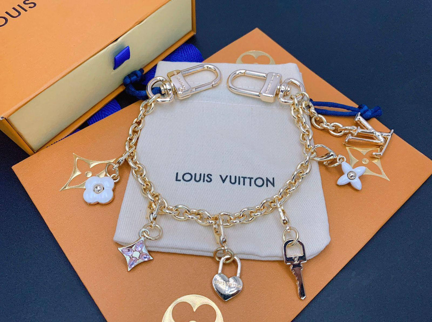 KEYCHAIN BAG CHARM
WITH SAME GOOD BOX AND PAPER BAG🛍️🎁
65 DHS✅ ✨✨✨

Zain89
♥️♥️♥️