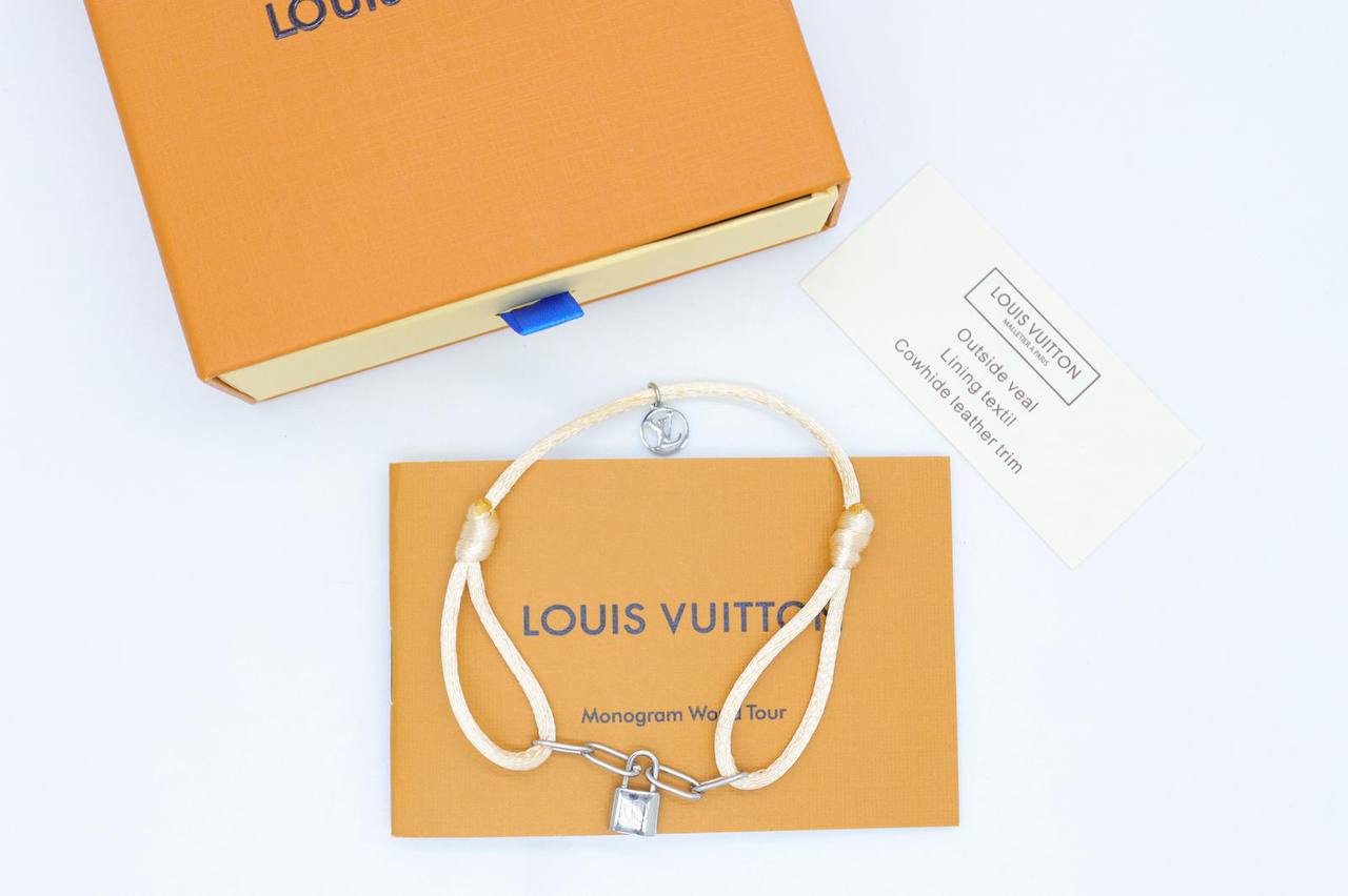 Bracelet 
55 dhs💓
+Box and paper bag🎁

Zain33
♥️♥️♥️