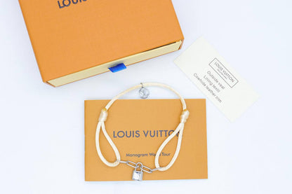 Bracelet 
55 dhs💓
+Box and paper bag🎁

Zain33
♥️♥️♥️