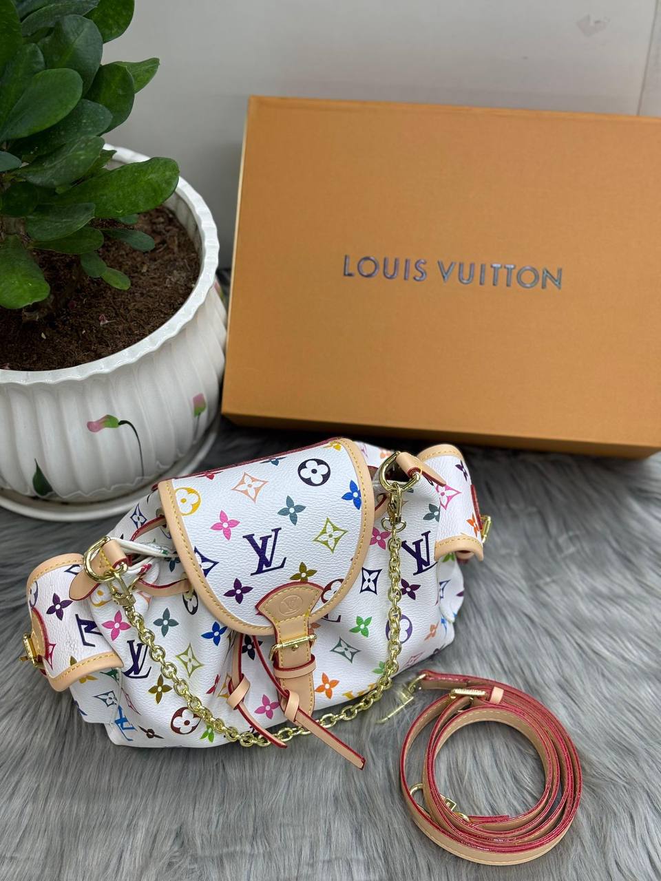 LV
SIZE  ……… 23CM 
95 dhs🪙🖤

with BOX
🎁🎁🎁

Zain51
♥️♥️♥️