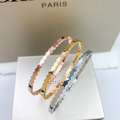CHAUMET 🦋*
Bangle 💥
Master quality 💯
With black boxes 📦 
50 dhs✅
With master box 🗃️ 

120 dhs✅

Zain216
♥️♥️♥️