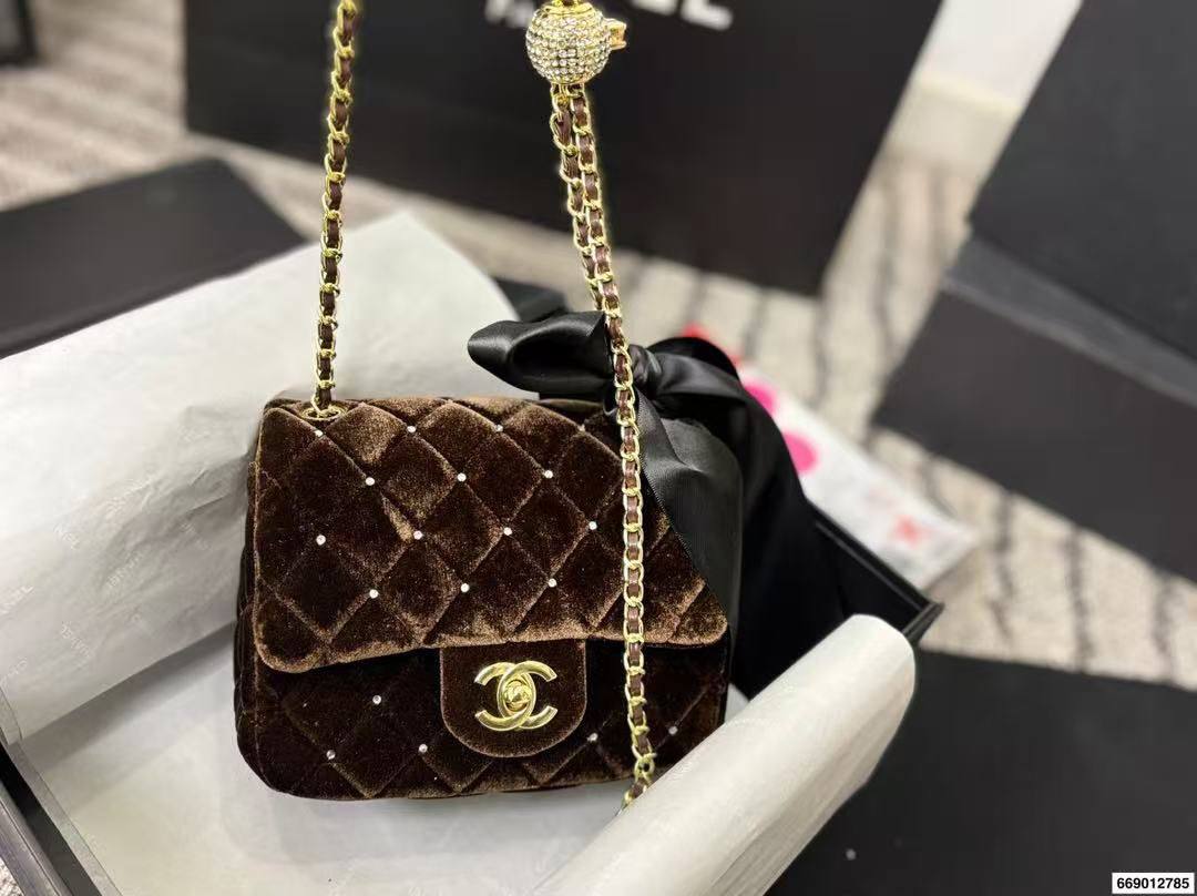 Chanel 
Master 
270 dhs🪙🌨️
#17cm❤️💁‍♂️
##with box🥰🥰

Zain228
♥️♥️♥️