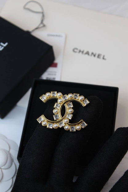 *CHANEL*  🤍

🆕🎉🥳🎊🆕
* BROOCH, Clip , Pin
* Gold-Finish Metal with Stones

* ⁠↗️ *Super Master Quality ®️*
For Price 👇 WTSP Text Zain 0568585901

Zain106
♥️♥️♥️