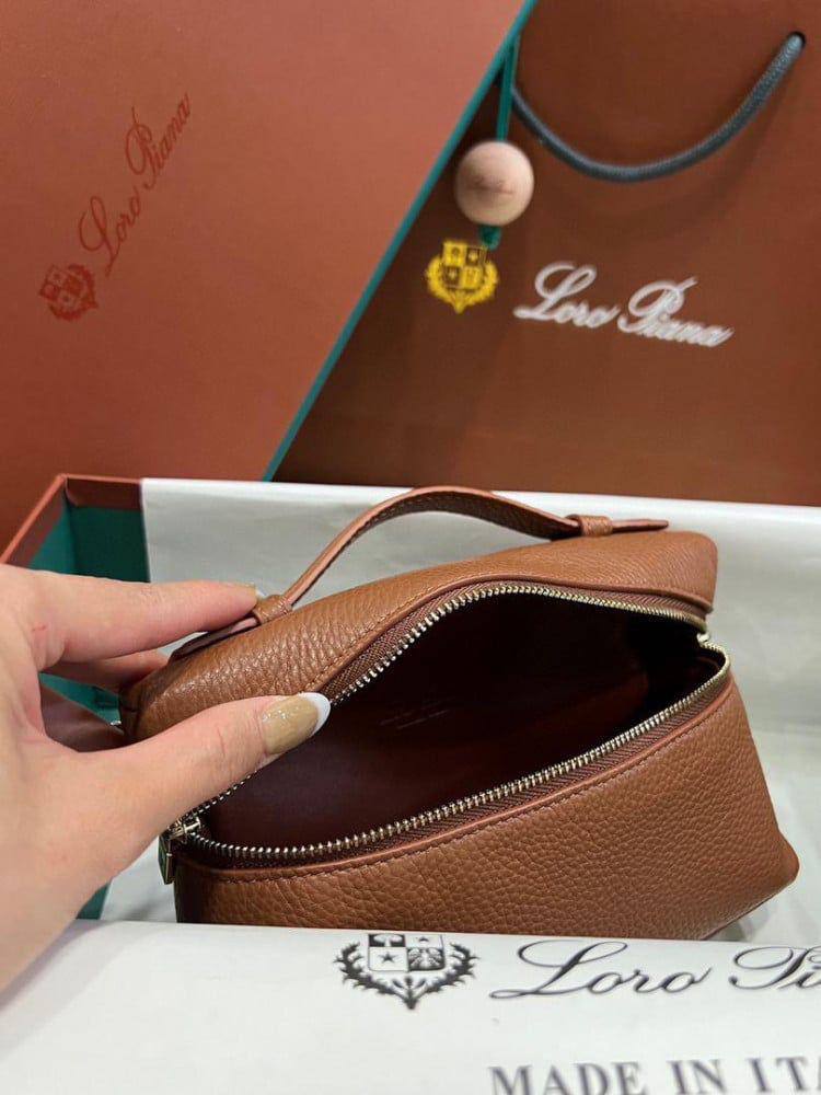 Loro Piana
80 dhs✅

with box
🎁🎁🎁

size 19×7×12cm

Zain42
♥️♥️♥️