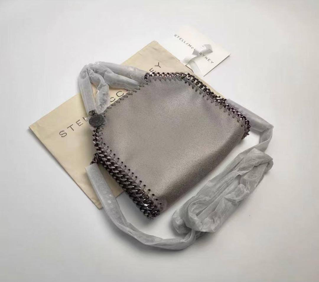 Stella McCartney
110 dhs🇦🇪🇦🇪
size 19×19×3cm
With box

Zain42
♥️♥️♥️