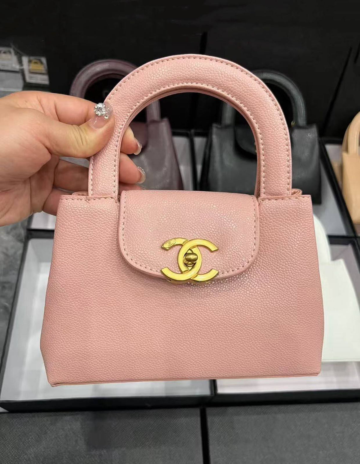 CHANEL

 NEW CAME 

GOOD QUALITY 

WITH BOX 

100 dhs🇦🇪🇦🇪

Zain295
Zain39
♥️♥️♥️