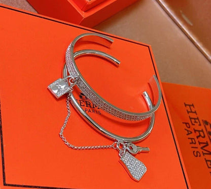 HERMES
Bangles 
Free size 🍃
Master
With normal box 🎁
100 dhs🇦🇪🇦🇪


With master box 🎁
110 dhs🇦🇪🇦🇪

Zain263
♥️♥️♥️