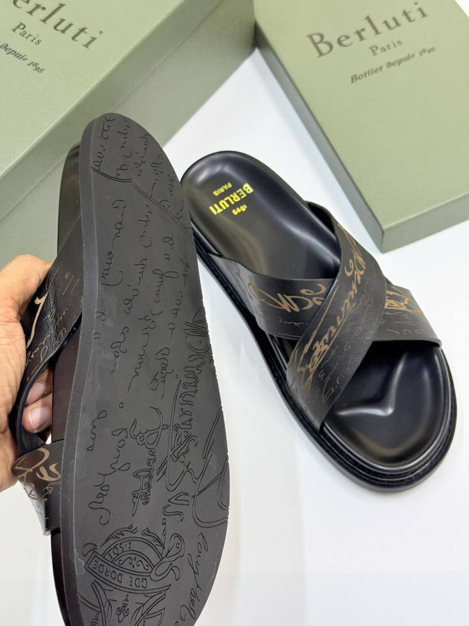 NEW CAME
MEN SLIPPER
BERLUTI
GOOD QUALITY
105 dhs✅
Size 39 TO 46

Zain40
♥️♥️♥️