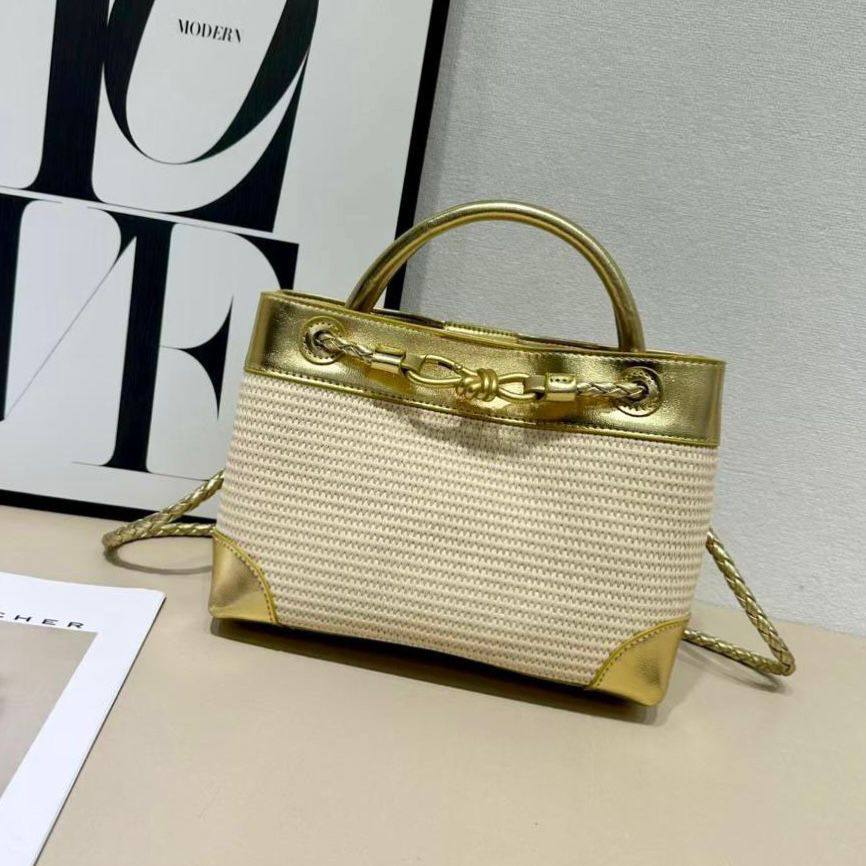 BOTTEGA VENETA
GOOD QUALITY 

WITH BOX  
🎁🎁🎁

120 dhs✅
SIZE: 25cm

Zain295
♥️♥️♥️