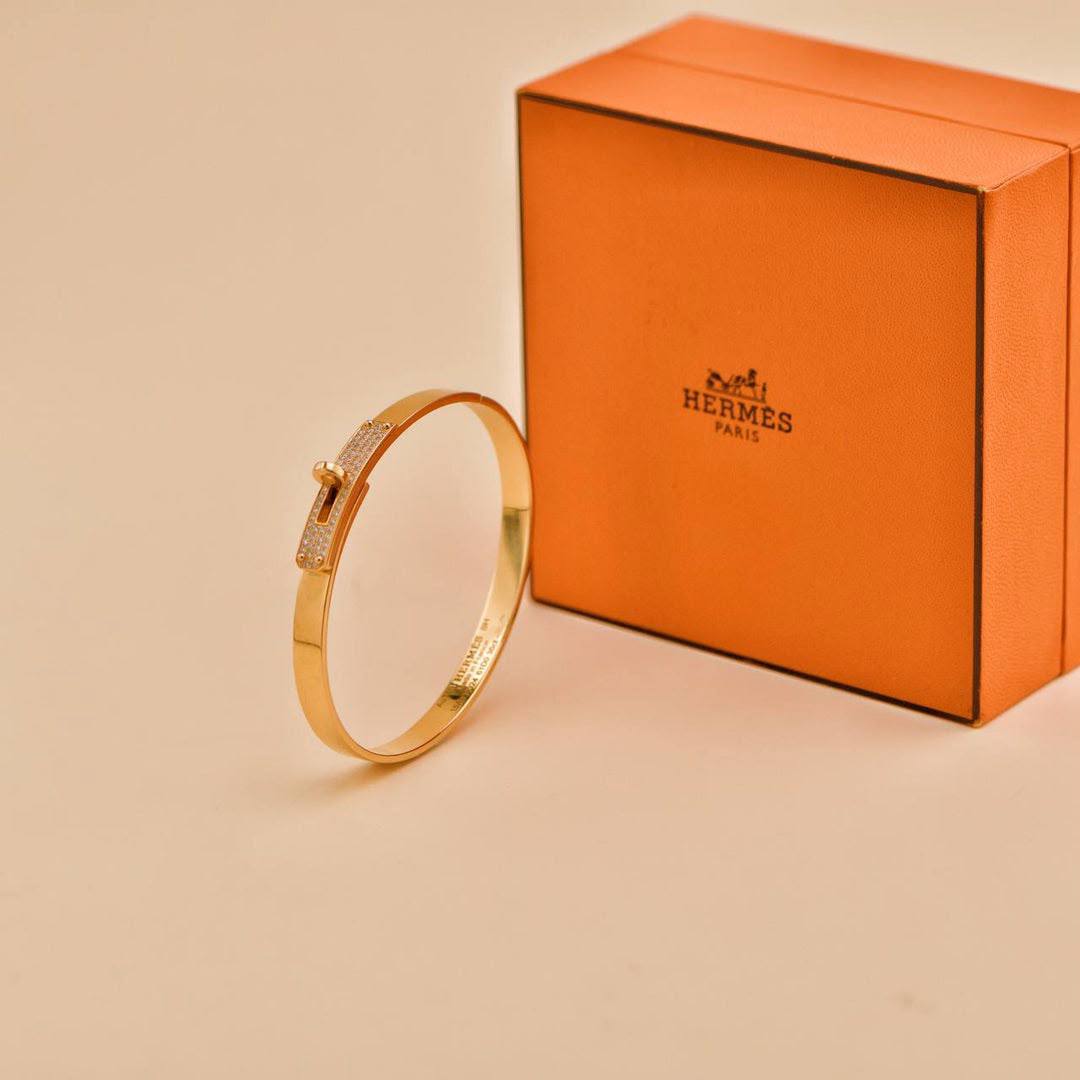 Hermes ❤️‍🔥*
Bangle 🦋
Master quality 💯
With normal boxes 🗃️ 
55 dhs✅
With master box 📦 
70 dhs✅

Zain216
♥️♥️♥️