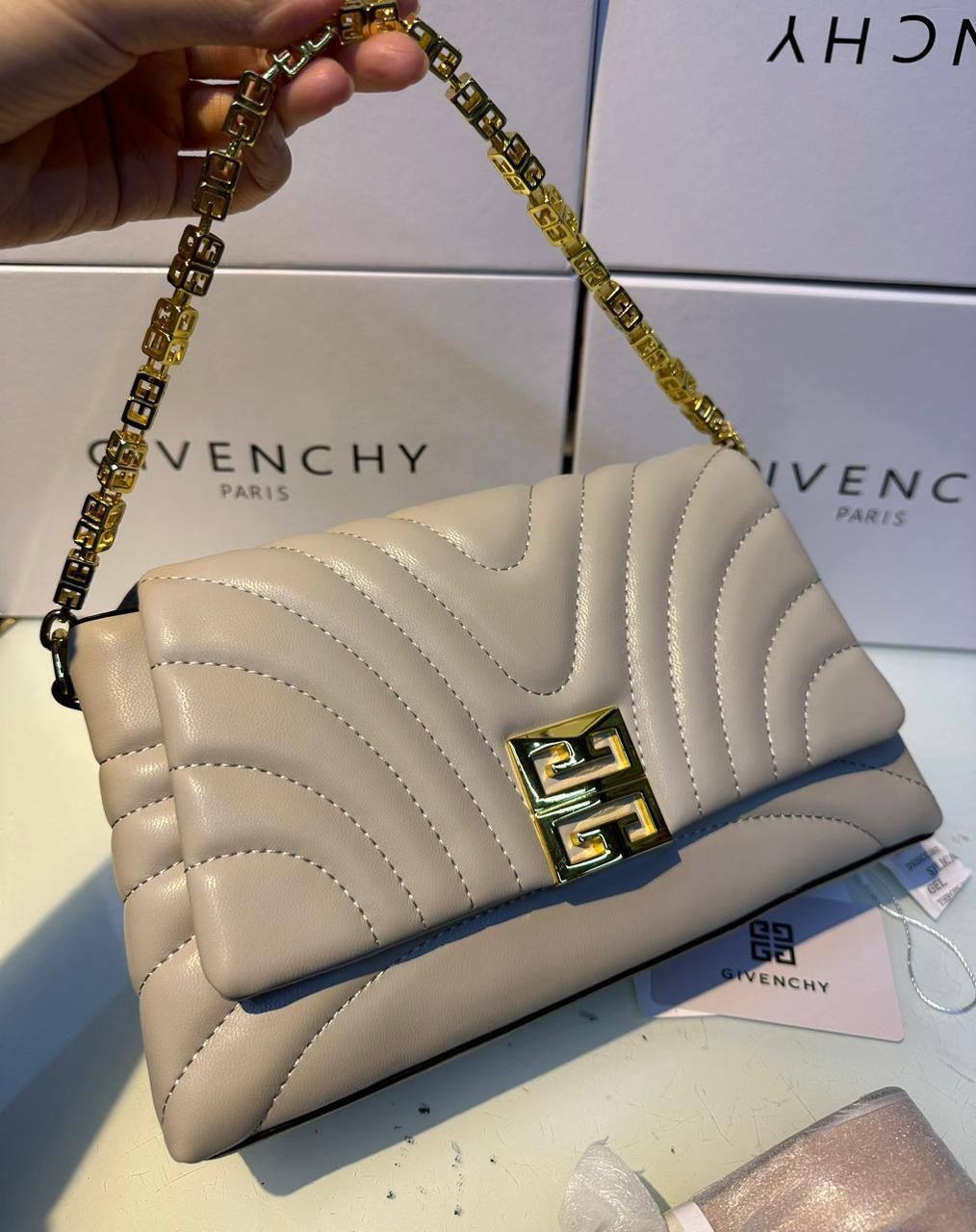 GIVENCHY 
90 dhs🪙🌨️

with box
🎁🎁🎁

Zain90
♥️♥️♥️