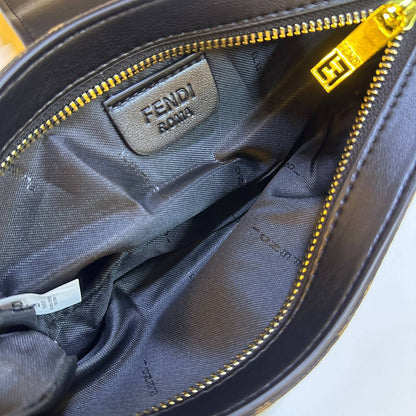 FENDI 
NEW CAME 
GOOD QUALITY
 WITH BOX 
🎁🎁🎁

90 dhs✅

Zain39
♥️♥️♥️