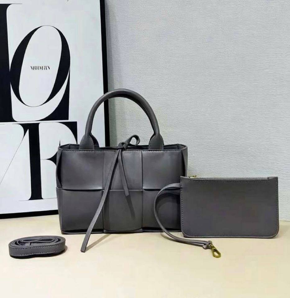 BOTTEGA 
GOOD QUALITY  

WITH BOX
🎁🎁🎁

110 dhs✅

Zain39
♥️♥️♥️