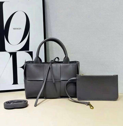 BOTTEGA 
GOOD QUALITY  

WITH BOX
🎁🎁🎁

110 dhs✅

Zain39
♥️♥️♥️