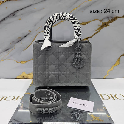 Dior
ᴍᴀᴛᴛᴇ ʟᴇᴀᴛʜᴇʀ ᴍᴀᴛᴇʀɪᴀʟ
ᴡɪᴛʜ ᴛᴡɪʟʟʏ ɪɴᴄʟᴜᴅᴇ
sɪᴢᴇ: 24 cm
ᴡɪᴛʜ BOX
🎁🎁🎁

105 dhs🪙💕

Zain31
♥️♥️♥️