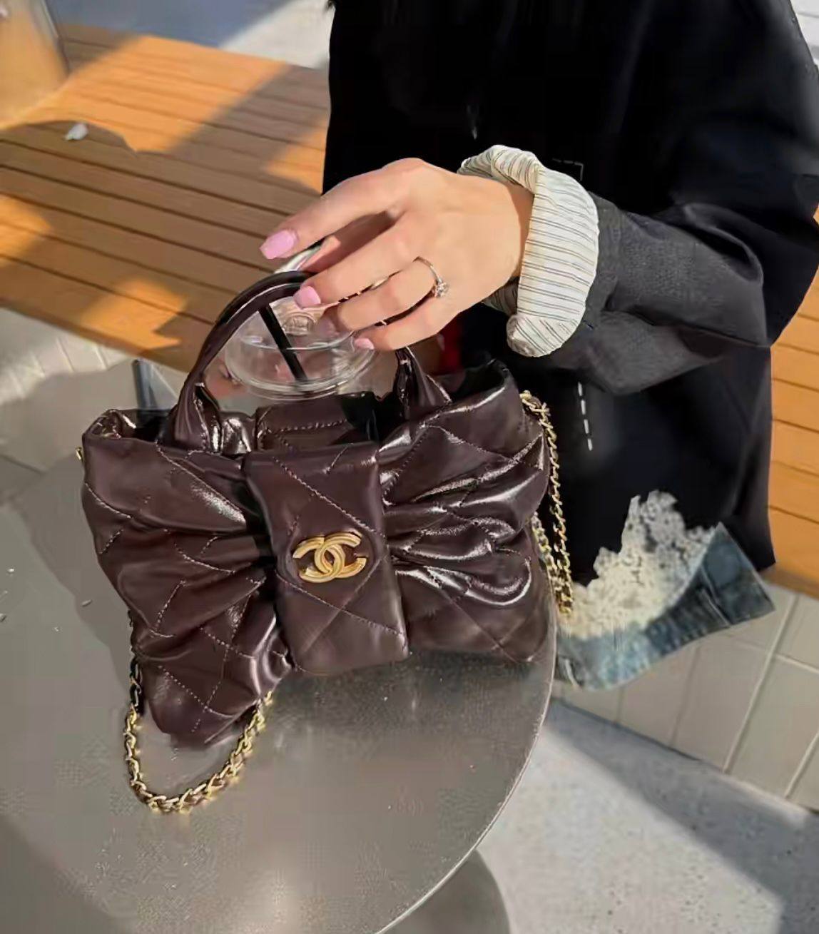 Chanel 
good quality, comes 
with box,  
🎁🎁🎁

size... 25* 14 cm 
95 dhs❣️

Zain12
♥️♥️♥️