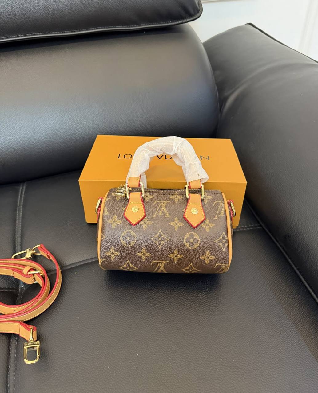 LV
80 dhs✅
size 17×10×12cm

with box
🎁🎁🎁

Zain42
♥️♥️♥️