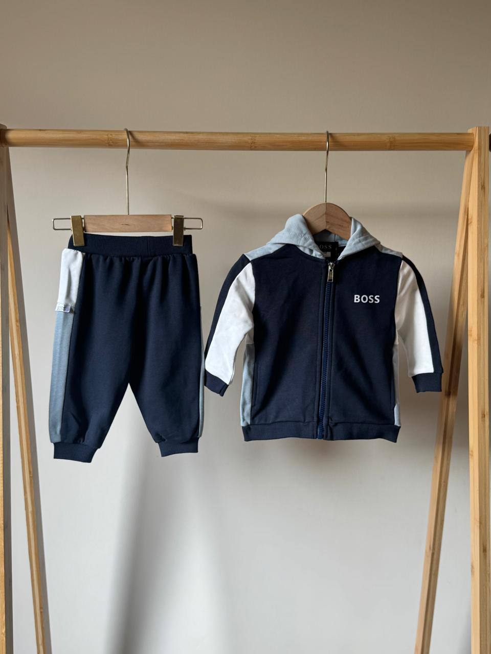 BOSS 
Super master quality 😍
Size:6/9/ 3 years old
280 dhs🪙🌨️

Zain261
♥️♥️♥️