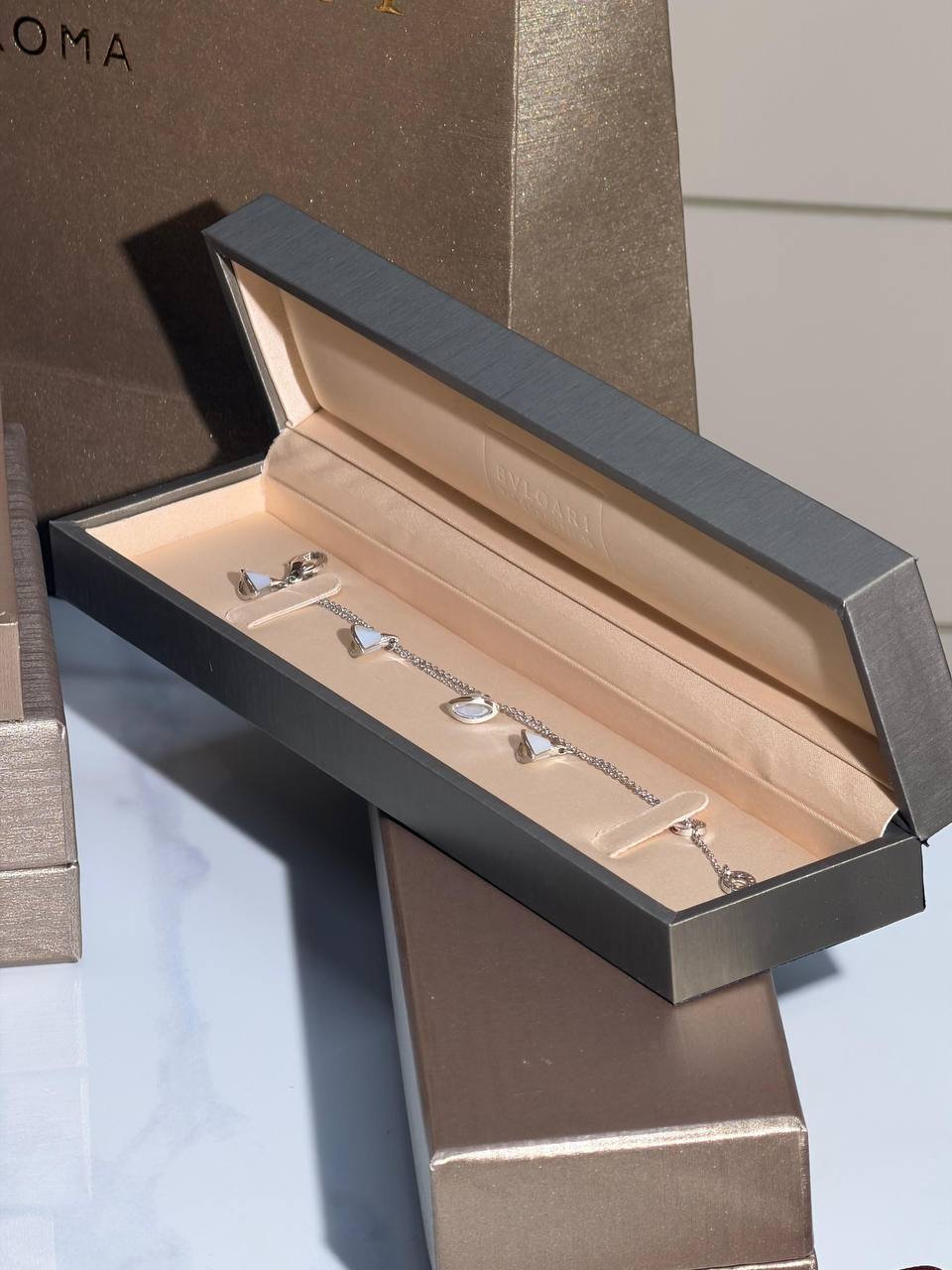 0568585901Bvlgari
Bracelet 
 Latest Collection  😍
Quality: Super Master 
Non -Tarnish color
In :-White Silver ,White Rose Gold
For Price 👇 WTSP Text Zain 0568585901

Zain268
♥️♥️♥️