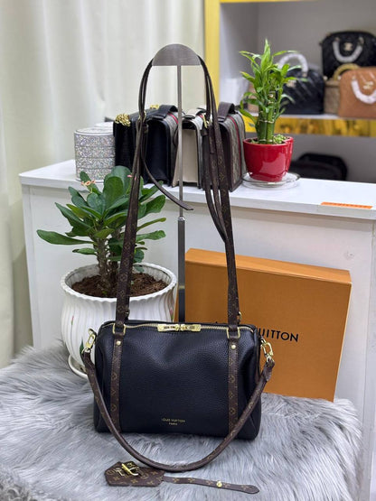LV
SIZE  ……… 26CM 
95 dhs🪙🖤
With BOX
🎁🎁🎁

Zain51
♥️♥️♥️